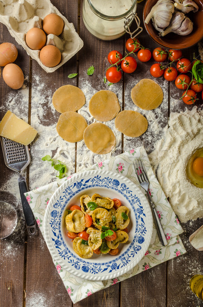 Töltött tortellini pesztó sült vaj paradicsomok Stock fotó © Peteer