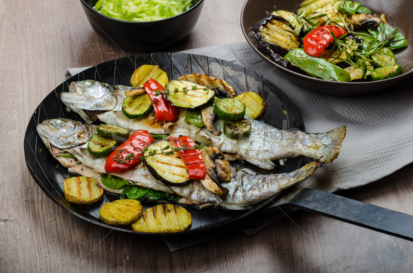 Gratar pastrav marea mediterana legume proaspăt peşte Imagine de stoc © Peteer