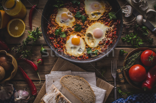 Ouă picant tomate piper sos lemn Imagine de stoc © Peteer