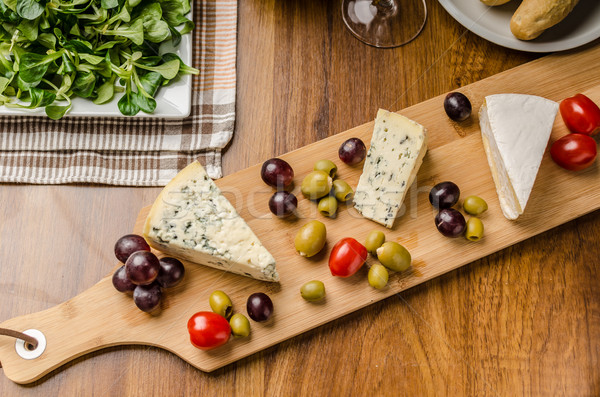 Foto d'archivio: Formaggio · tipo · gorgonzola · olive · uve · insalata · dietro