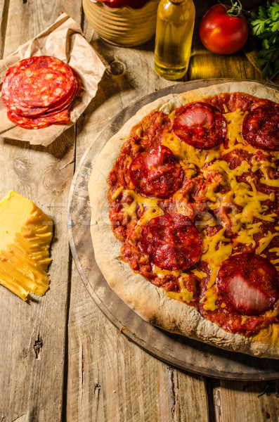 Rustico salame pizza cheddar formaggio chorizo Foto d'archivio © Peteer