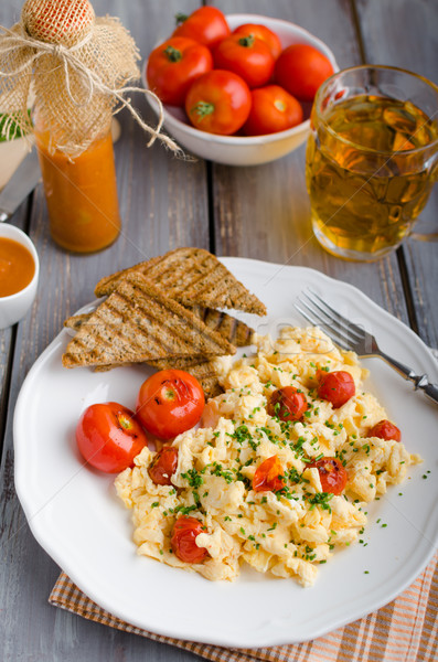 Roereieren gebakken tomaten bieslook panini toast Stockfoto © Peteer