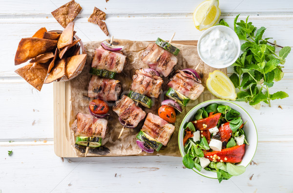 Foto stock: A · la · parrilla · carne · de · vacuno · tocino · cebolla · ajo · menta