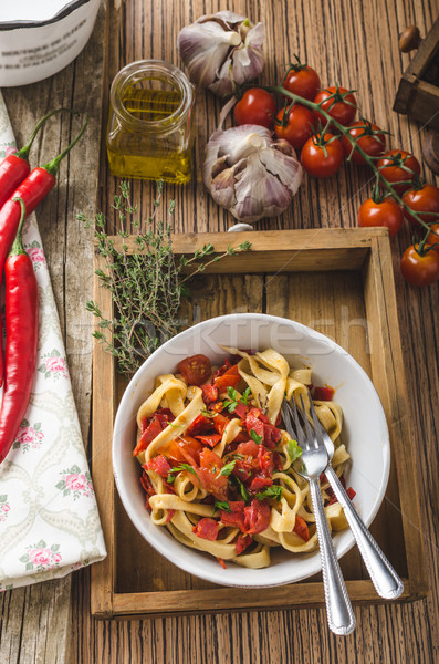 Makaronu pomidorki pesto chili zioła tabeli Zdjęcia stock © Peteer