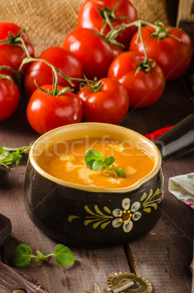 Creamy supa de rosii usturoi roşii frunze Imagine de stoc © Peteer
