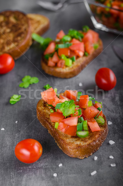 Franceza usturoi pâine prăjită legume salată alimente Imagine de stoc © Peteer