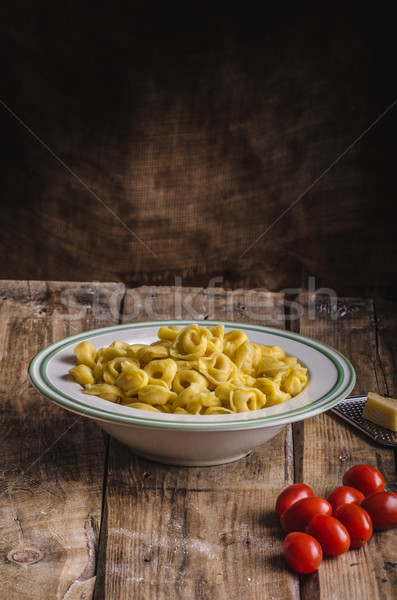 Foto d'archivio: Fatto · in · casa · tortellini · originale · italiana · farina