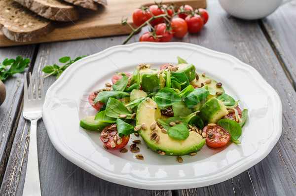 Salată vară avocado tomate arahide carne de miel Imagine de stoc © Peteer