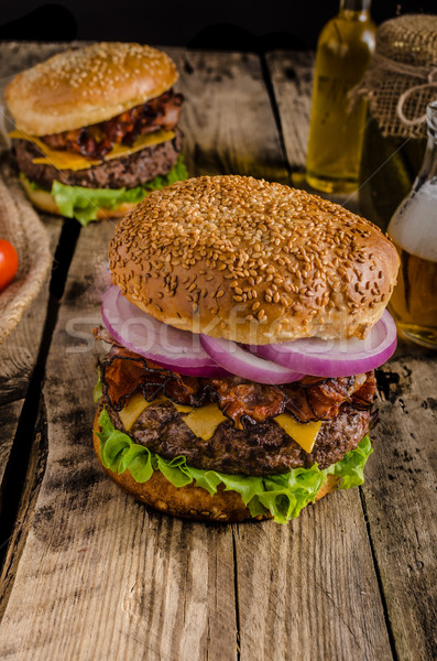 Stockfoto: Amerikaanse · rustiek · hamburger · spek · cheddar · rundvlees