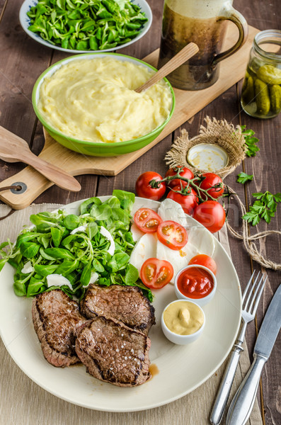 Bife salada tomates dois molho Foto stock © Peteer