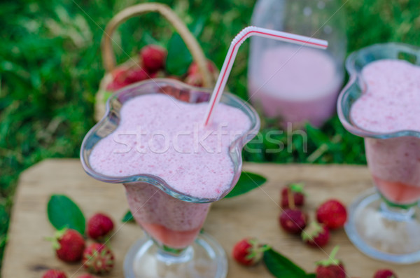 Smoothie à l'extérieur été panier fraises herbe [[stock_photo]] © Peteer