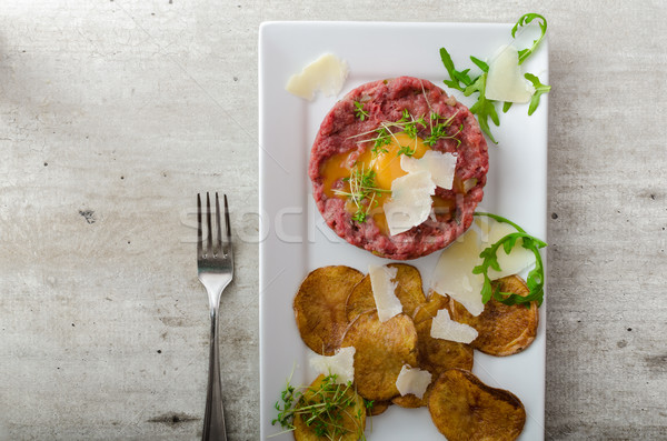 Rindfleisch Kartoffelchips hausgemachte Parmesan Brot Abendessen Stock foto © Peteer