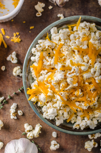 Foto stock: Casero · queso · palomitas · ajo · hierbas · cheddar