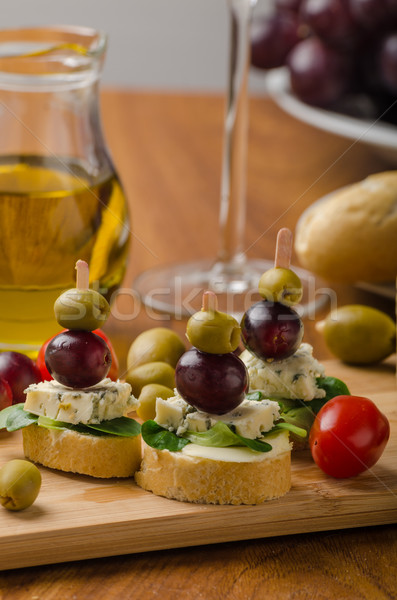 Finom márványsajt olajbogyók szőlő saláta mögött Stock fotó © Peteer