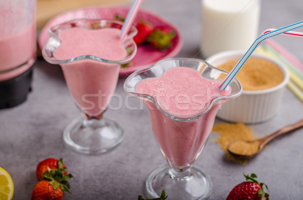 Căpşune bea gustos proaspăt fruct sticlă Imagine de stoc © Peteer