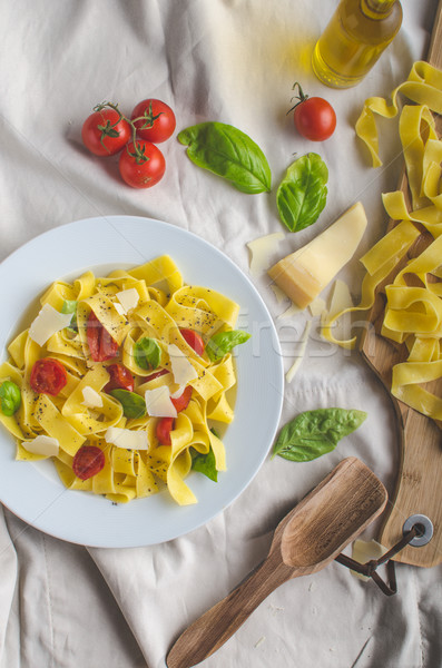 Tagliatelle İtalyan renkler domates fesleğen Stok fotoğraf © Peteer