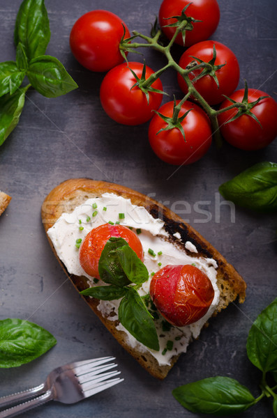 Pâine brânză tomate proaspăt busuioc Imagine de stoc © Peteer