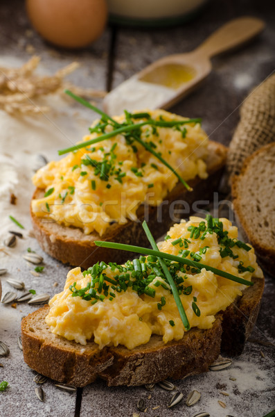 Huevos revueltos hierbas crujiente pan casero alimentos Foto stock © Peteer