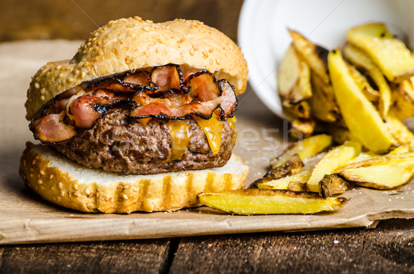 Rindfleisch burger Speck Cheddar hausgemachte frites Stock foto © Peteer