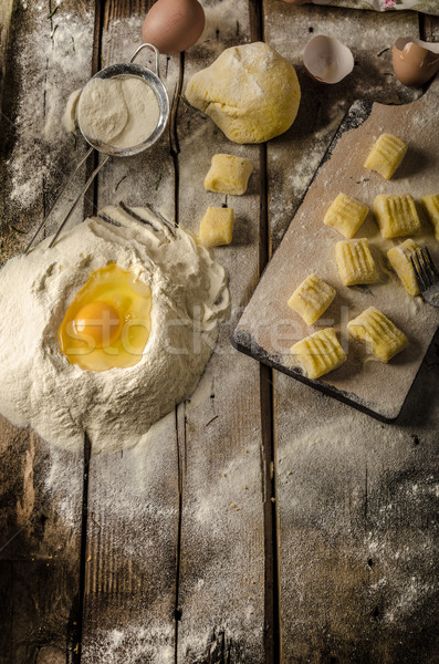 Stok fotoğraf: Ev · yapımı · patates · üretim · gıda · ahşap · makarna