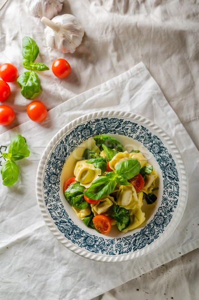 Foto stock: Tortellini · recheado · carne · tomates · manjericão