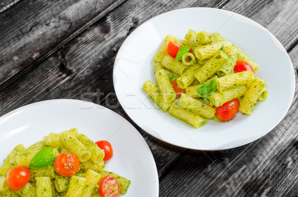 Foto stock: Macarrão · pesto · tomates · madeira · flores · comida