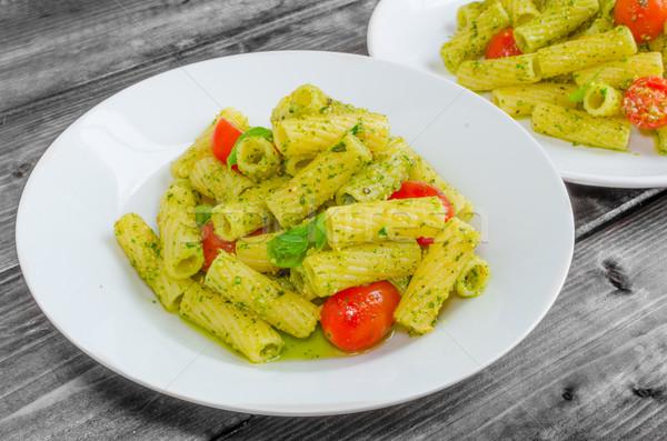 Stok fotoğraf: Makarna · pesto · domates · ahşap · çiçekler · gıda