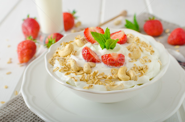 Domestique yogourt fraises granola fruits [[stock_photo]] © Peteer