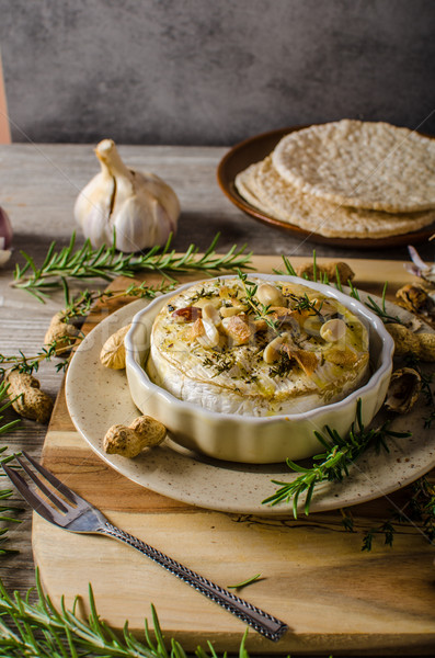 Camembert nueces hierbas simple delicioso Foto stock © Peteer