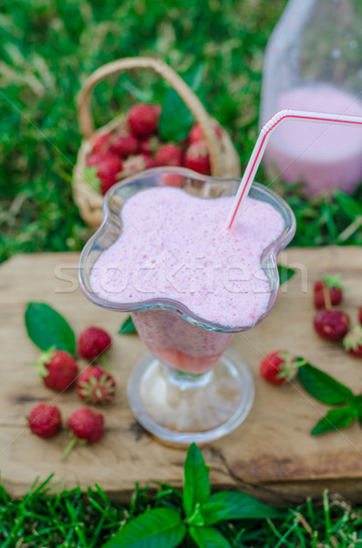 [[stock_photo]]: Smoothie · à · l'extérieur · été · panier · fraises · herbe