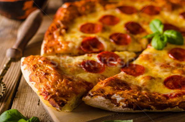 Casero queso pizza salami delicioso cheddar Foto stock © Peteer