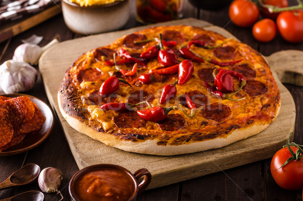 Foto d'archivio: Pizza · salame · pepe · originale · italiana · sottile