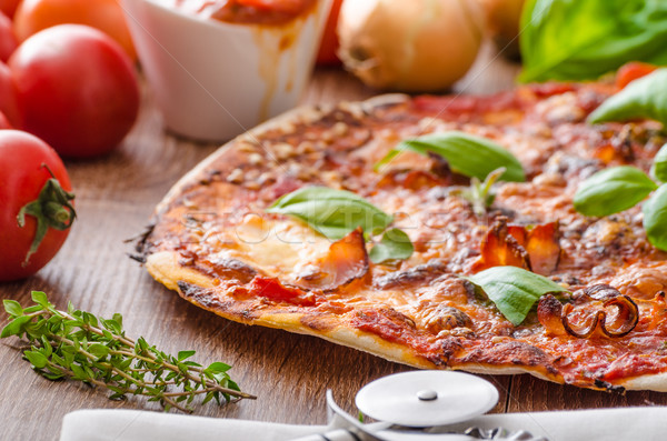 Brânză pizza ardei iute busuioc proaspăt tomate Imagine de stoc © Peteer