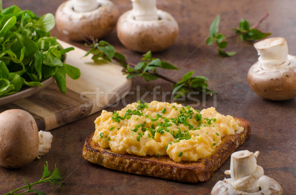 Huevos revueltos francés brindis frescos setas hierbas Foto stock © Peteer