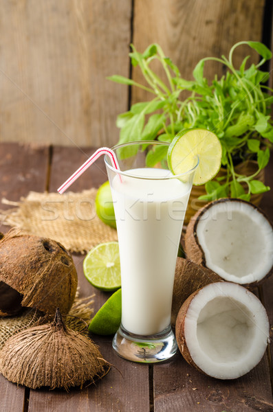Mleko kokosowe pić pełny odżywianie witaminy Zdjęcia stock © Peteer