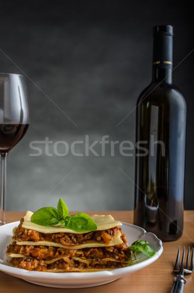 Lasagna original carne de vită radacina legume vin rosu Imagine de stoc © Peteer
