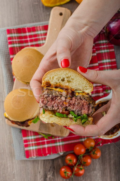 Marhahús házi készítésű barbecue szósz cheddar koktélparadicsom kezek Stock fotó © Peteer