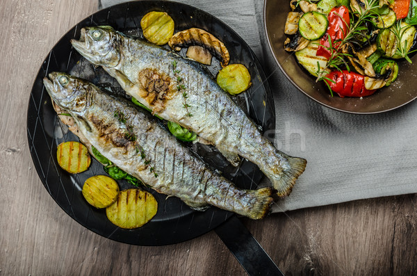Gratar pastrav marea mediterana legume proaspăt peşte Imagine de stoc © Peteer