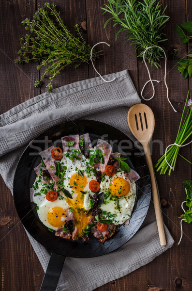 Sült tojások sonka gyógynövények mini paradicsomok Stock fotó © Peteer