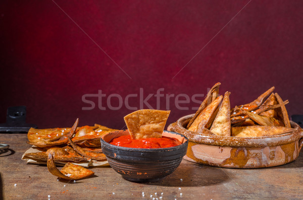Hausgemachte Nachos Tortilla heißen Sauce Stock foto © Peteer