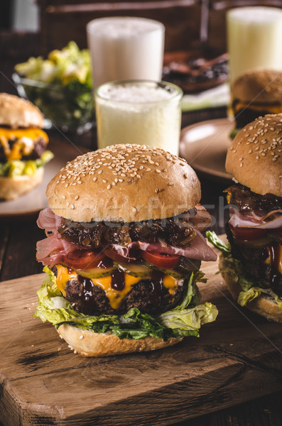 Stockfoto: Eigengemaakt · rundvlees · hamburger · ui · spek · bier