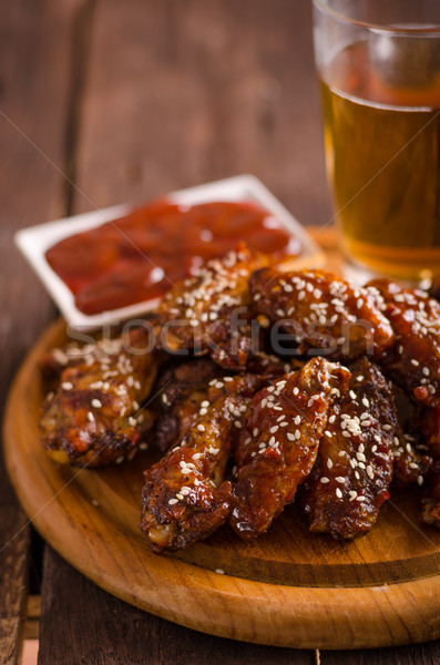 Gegrilltes Hähnchen Flügel hot sauce Essen Fotografie bereit Stock foto © Peteer