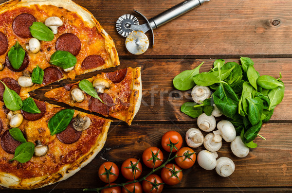 Foto stock: Rústico · pizza · salami · mozzarella · espinacas · arcilla