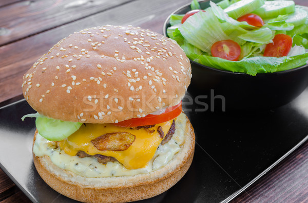 Cheeseburger slanina sos grădină salată făcut în casă Imagine de stoc © Peteer