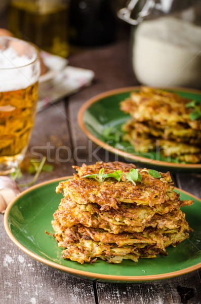 Foto stock: Papa · ajo · cerveza · hierbas · delicioso