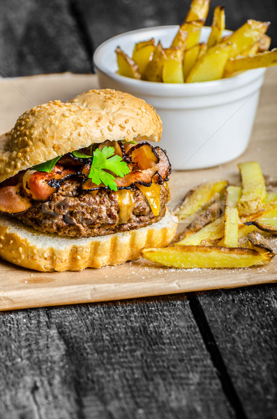 Stockfoto: Rundvlees · hamburger · spek · cheddar · eigengemaakt · frietjes