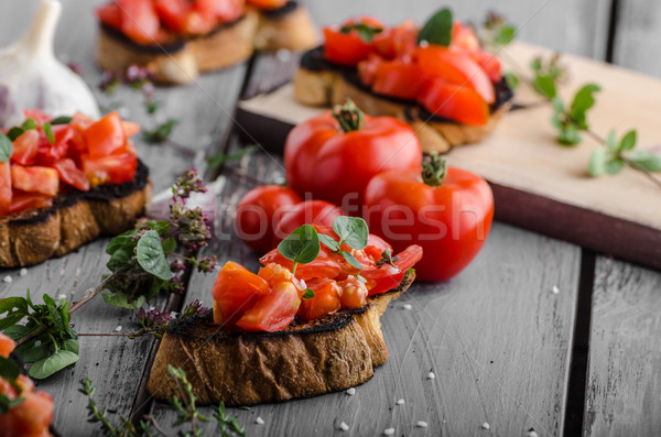 Bruschette roşii usturoi ierburi ceh Imagine de stoc © Peteer