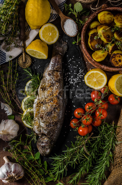 Alla griglia trota erbe ripieno limoni Foto d'archivio © Peteer