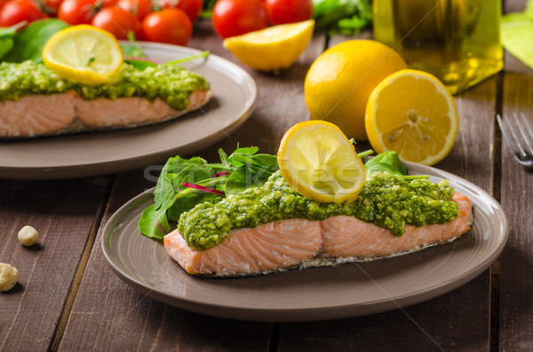 Gestoomd zalm pesto gebakken vers salade Stockfoto © Peteer