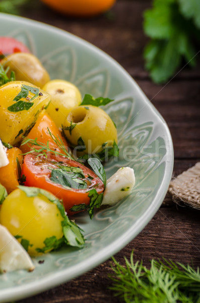 Proaspăt tomate măsline salată ierburi Imagine de stoc © Peteer